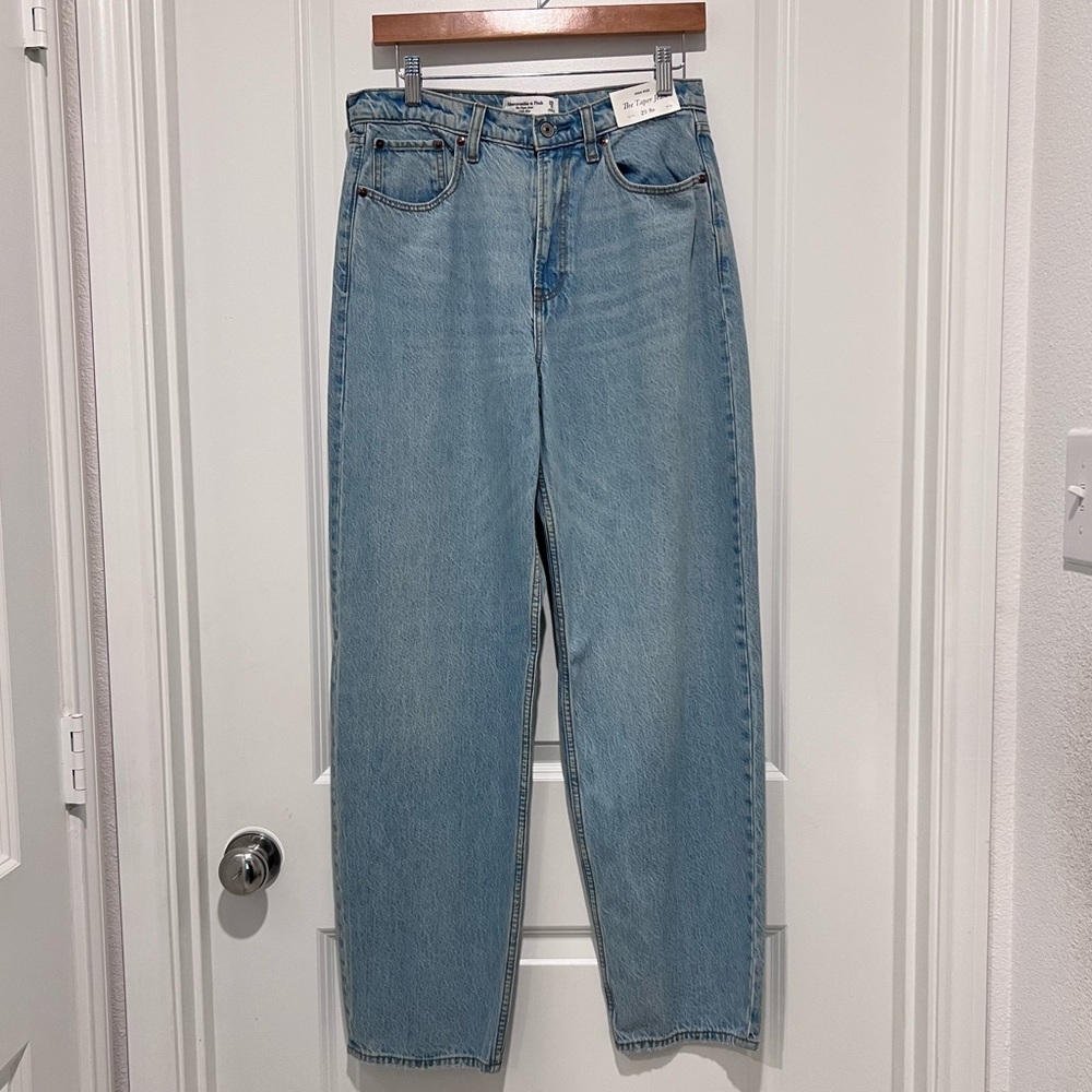 NWT Abercrombie & Fitch Women's The Taper Jean High Rise Light Wash Size 29/8 R - Picture 2 of 13